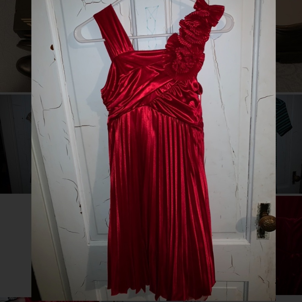 Red tween semiformal dress! Cute flower shoulder❤️